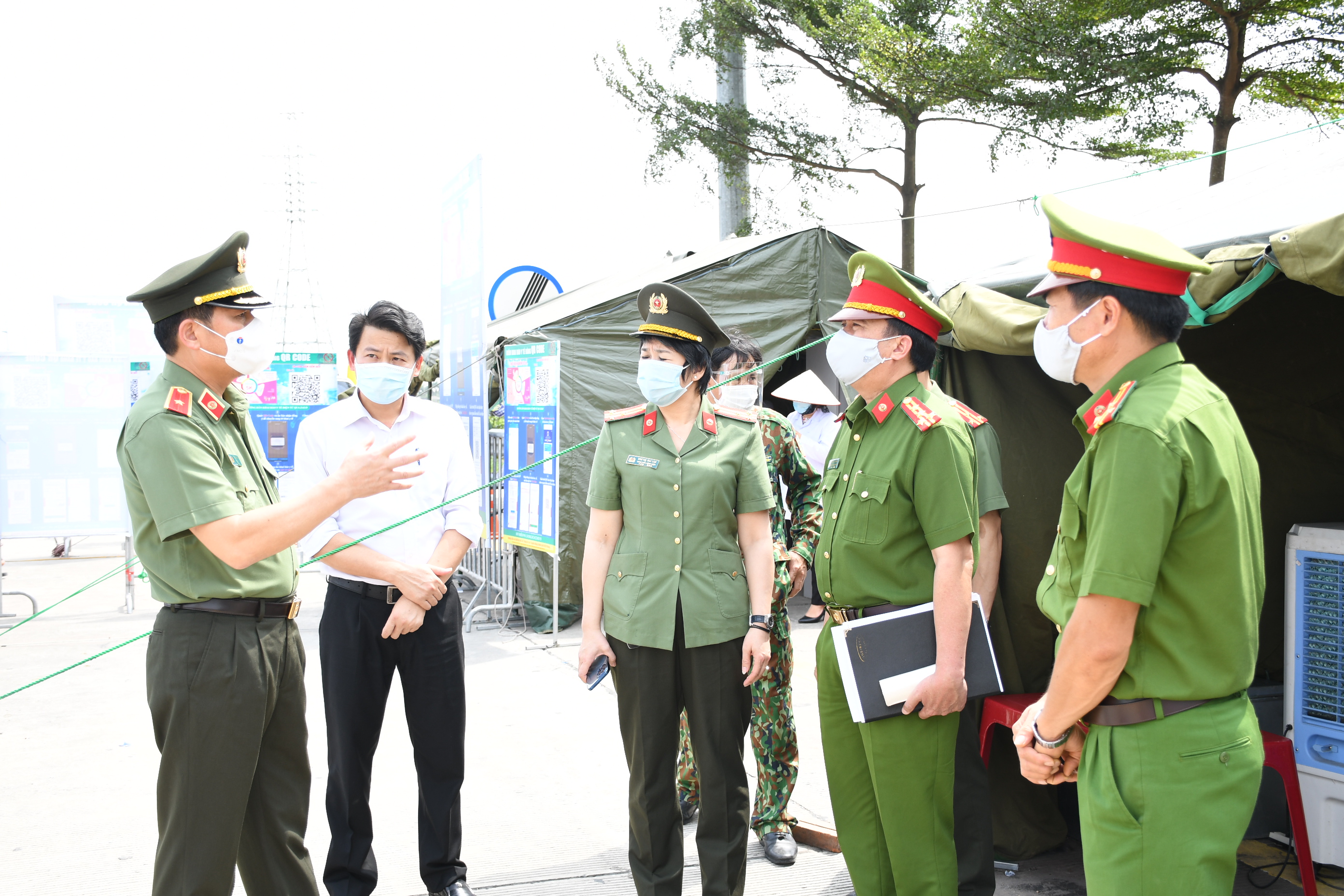Thiếu tướng Vũ Thanh Chương - Giám đốc Công an thành phố kiểm tra công tác phòng chống dịch và chuẩn bị bầu cử tại huyện An Lão